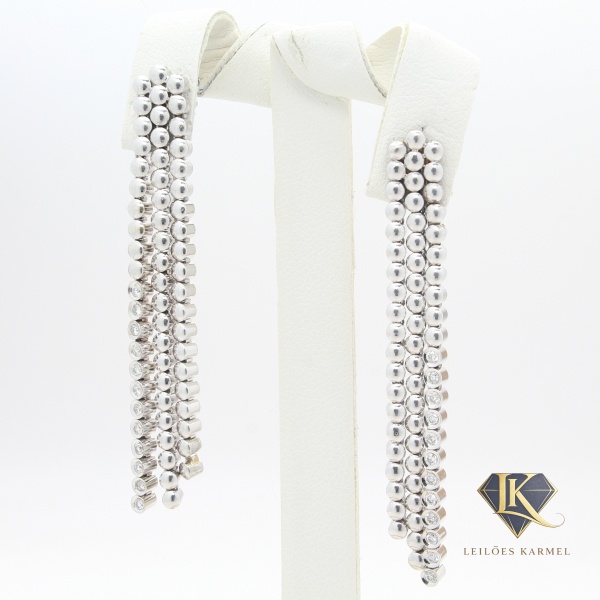 Par de Brincos em Ouro Branco 18K com Diamantes, 5,2cm de comprimento, Peso de 12,3 gr. Acompanha Certificado de Garantia Leilões Karmel.