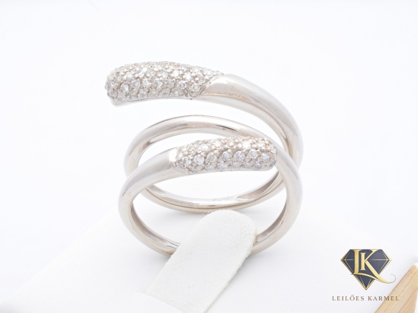 VIVARA - Anel Design Mola em Ouro Branco 18K com Diamantes, Aro 16, peso de 6.4 gramas. Acompanha Certificado de Garantia Leilões Karmel. (OBS: Está peça possui design exclusivo de seu fabricante, por