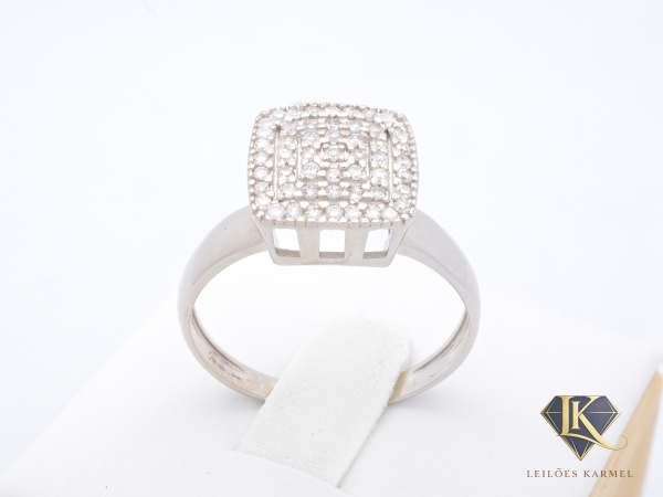 Anel Modelo Chuveiro Design Quadrado em Ouro Branco 18K com 26 Pontos de Diamantes, Lapidação: 8/8, Cor: KL e Pureza: SI e S2, Aro 20.5, peso de 2.7 gramas. Acompanha Certificado de Garantia Leilões K