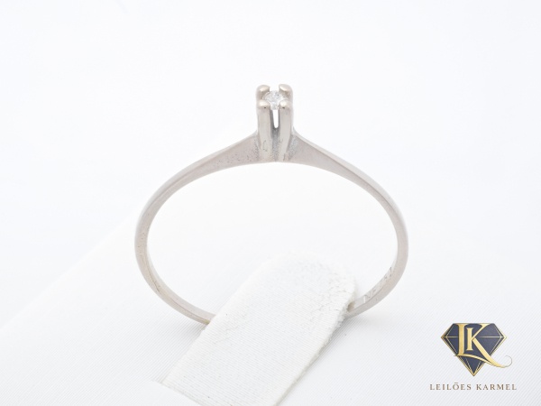 Anel Solitário em Ouro Branco 18K com Diamante de 1 Ponto, Lapidação: 8/8, Cor: L e Pureza: P3, Aro 16, peso de 0,7 gramas. Acompanha Certificado de Garantia Leilões Karmel.