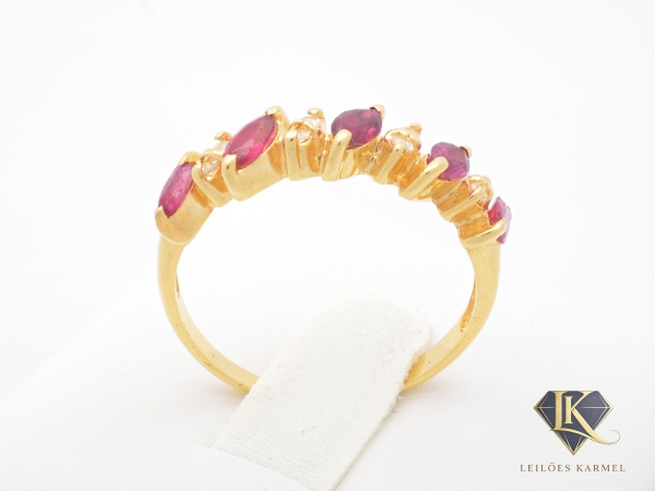 Meia Aliança em Ouro Amarelo 18K com 5 Rubis Lapidação Navete e 8 Diamantes de 0,5 Pontos cada (4 Pontos), Lapidação: 8/8, Cor: KL e Pureza: P3, Aro 15.5, peso de 2.1 gramas. Acompanha Certificado de 