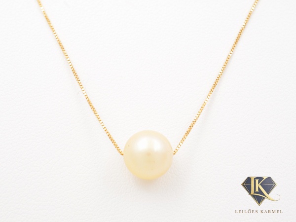 Colar em Ouro Amarelo 18K com Pérola de 7.7mm, 40cm de comprimento, peso de 1.6 gramas. Acompanha Certificado de Garantia Leilões Karmel.