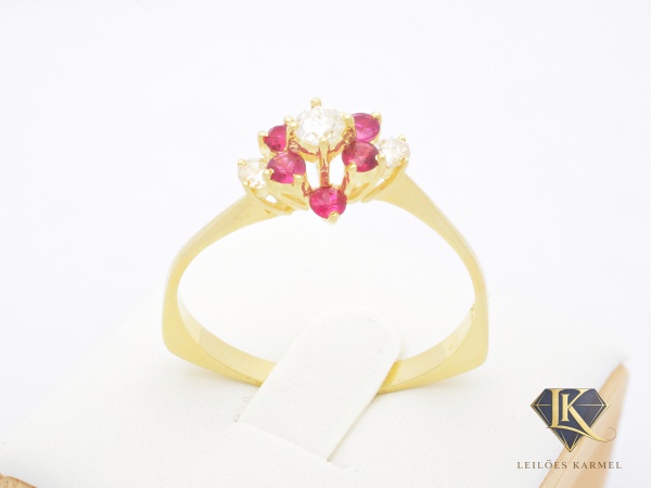 Anel Estilo Buque em Ouro Amarelo 18K com Rubis e Diamantes, Aro 29, peso de 3,1 gramas. Acompanha Certificado de Garantia Leilões Karmel.