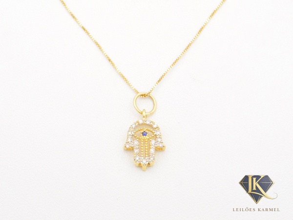 Colar + Pingente Mão de Fátima de 1,9cm x 1cm em Ouro Amarelo 18K com Pedras, 43cm de comprimento, peso de 1,8 gramas. Acompanha Certificado de Garantia Leilões Karmel.