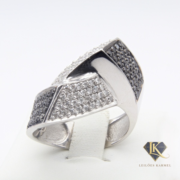 Anel em Ouro Branco 18K com Diamantes (Brancos e Negros), Aro 21, Peso de 11,6 gr. Acompanha Certificado de Garantia Leilões Karmel.