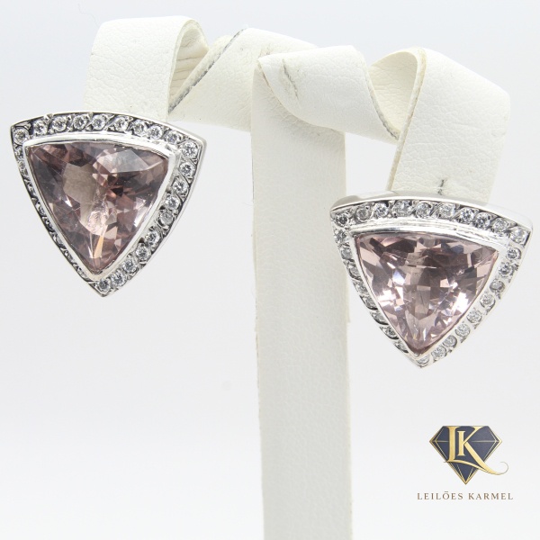 Par de Brincos em Ouro Branco18K com Morganitas e Diamantes, 1,7cm de comprimento, Peso de 14,6 gr. Acompanha Certificado de Garantia Leilões Karmel.