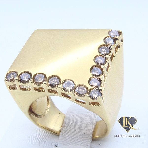 Anel em Ouro Amarelo 18K com 1,05 Cts de Diamantes Brown, Aro 17, Peso de 16,3 gr. Acompanha Certificado de Garantia Leilões Karmel.