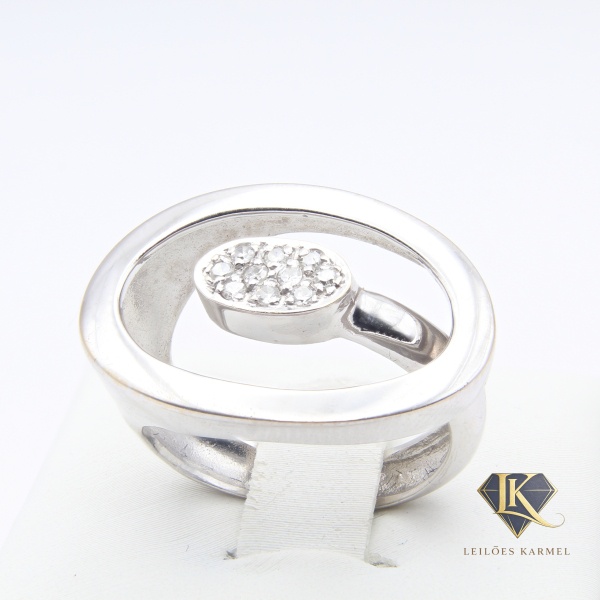 Anel em Ouro Branco 18K com Diamantes, Aro 12,5, Peso de 5,8 gr. Acompanha Certificado de Garantia Leilões Karmel.