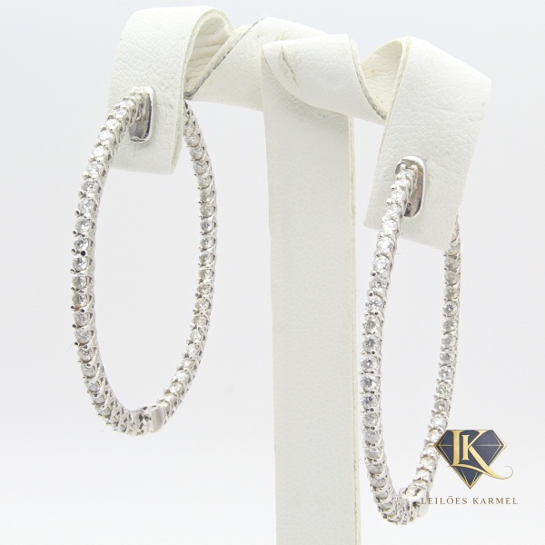 Par de Brincos Argola em Ouro Branco 18K com Aprox. 1,25 Cts em Diamantes, 3,5cm de comprimento, Peso de 7,4 gr. Acompanha Certificado de Garantia Leilões Karmel.