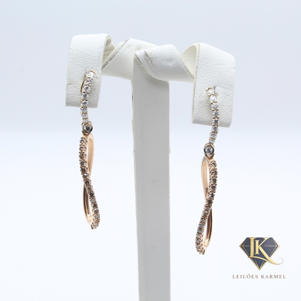 VIVARA - Brincos Ouro Rose e Branco 18K com Diamantes Brancos e Brown, 4,2cm de comprimento, peso de 5,5 gramas. Acompanha Certificado de Garantia Leilões Karmel.