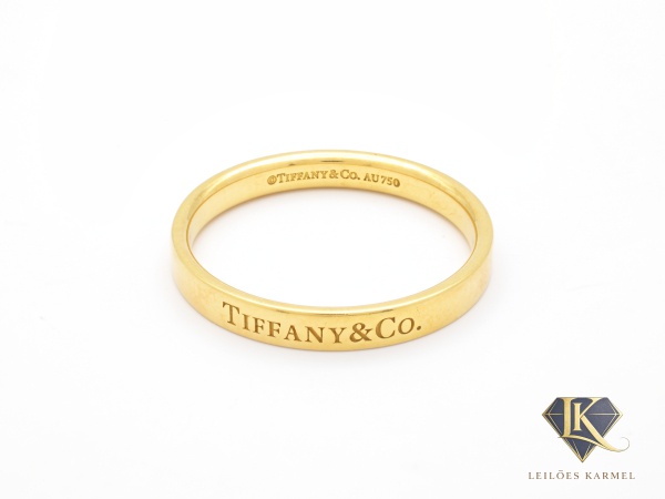 TIFFANY & Co. - Aliança em Ouro Amarelo 18K, Aro 25,5, peso de 4 gramas. Acompanha Certificado de Garantia Leilões Karmel. (OBS: ESTA peça possui design exclusivo de seu fabricante, por este motivo nã