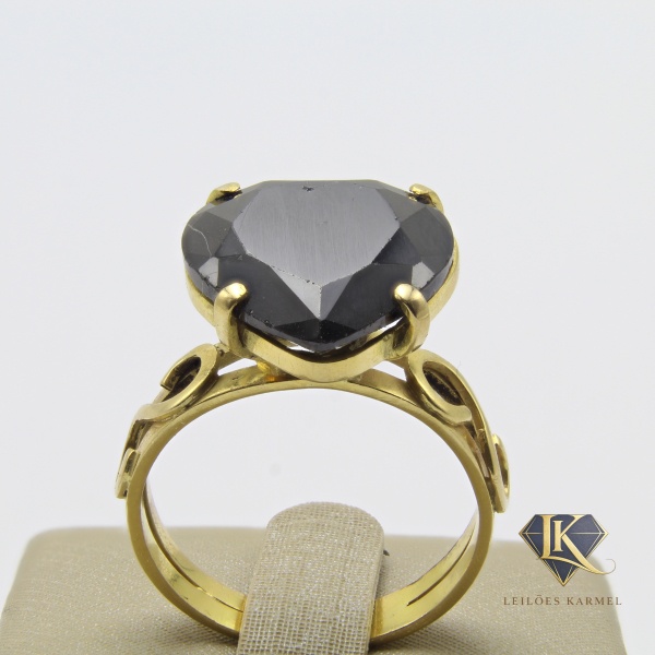 Anel Design Coração em Ouro Amarelo 18K com Pedra, Aro 23, Peso de 9 gr. Acompanha Certificado de Garantia Leilões Karmel.