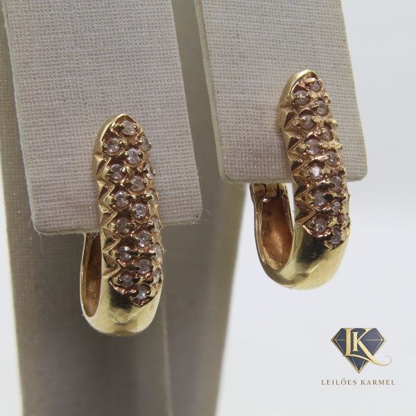 Par de Brincos Design Abacaxi com Pedras em Ouro Amarelo 18K, 2cm e Peso de 4,2gr. Acompanha Certificado de Garantia Leilões Karmel.