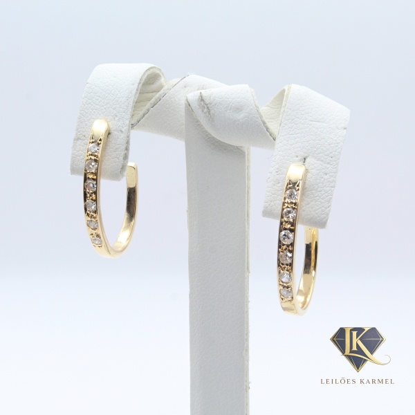 Par de Brincos Argola em Ouro Amarelo 18K com 0,20 Cts de Diamantes, 2,5cm de comprimento, Peso de 3,6 gr. Acompanha Certificado de Garantia Leilões Karmel.