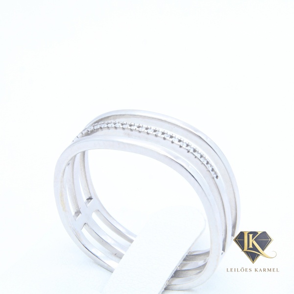 Anel MONTE CARLO em Ouro Branco 18K com Diamantes, Aro 22, Peso de 1,8 gr. Acompanha Certificado de Garantia Leilões Karmel.