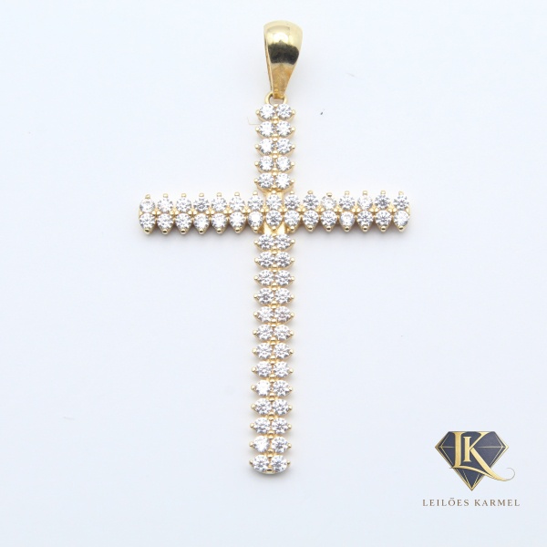 Pingente Cruz em Ouro Amarelo 18K com Pedras Incolor, Tamaho de 3,5cm x 2,2cm , Peso de 1,8 gr. Acompanha Certificado de Garantia Leilões Karmel.