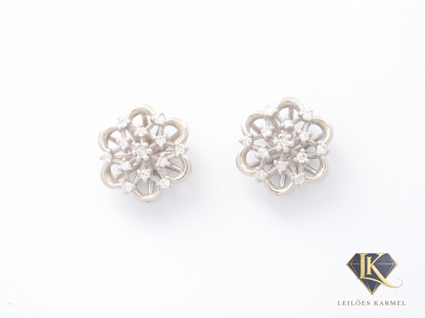 Brincos Buque em Ouro Branco 18K com Diamantes, 1cm de comprimento, peso de 2,8 gramas. Acompanha Certificado de Garantia Leilões Karmel.