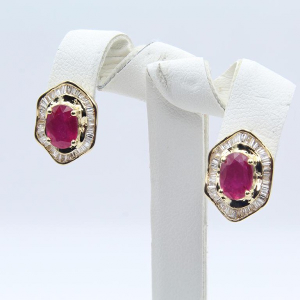 Par de Brincos em Ouro Amarelo 18K com Rubis e Diamantes, 1,3cm de comprimento, Peso de 3,2 gr. Acompanha Certificado de Garantia Leilões Karmel.