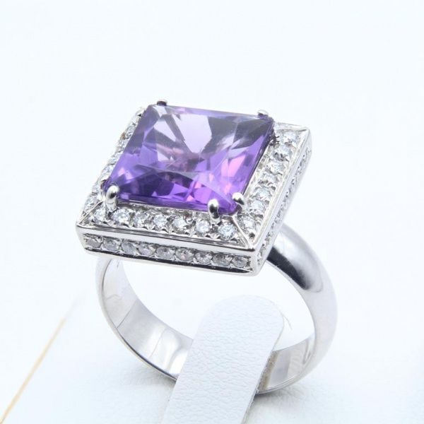 Anel em Ouro Branco 18K com 1,20 Cts de Diamantes e Ametista, Aro 20, Peso de 9,8 gr. Acompanha Certificado de Garantia Leilões Karmel.