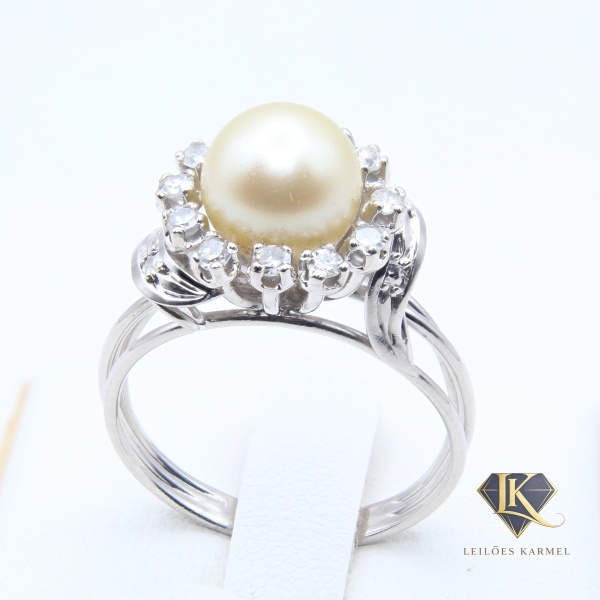 Anel Modelo Chuveiro em Platina com 0,30 Cts de Diamantes e Pérola, Aro 20, Peso de 4,7 gr. Acompanha Certificado de Garantia Leilões Karmel.