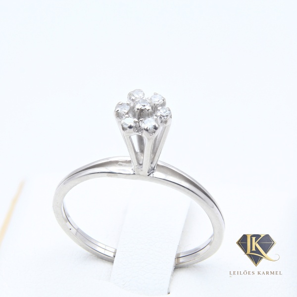 Anel modelo Buquê em Prata Palladium com 0,06 Cts de Diamantes, Aro 17, Peso de 1,6 gr. Acompanha Certificado de Garantia Leilões Karmel.