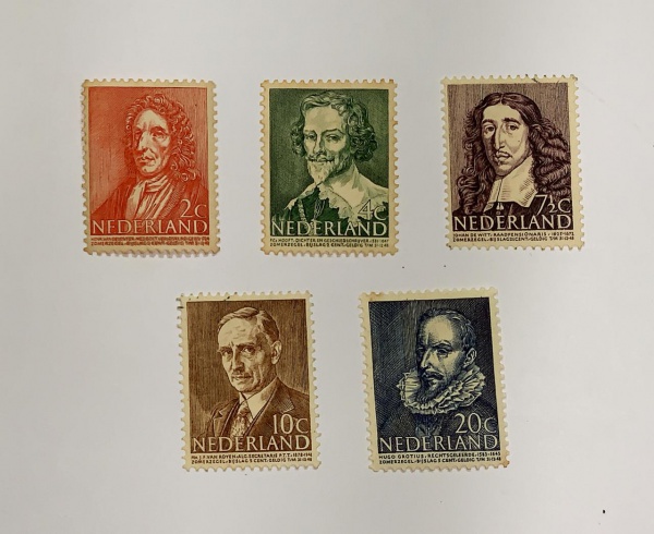 Holanda - num 478/82 - novos - com marca de charneira e leves pontos de óxido