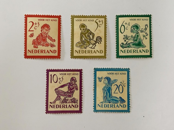 Holanda - num 549/53 - novos - marca de charneira e leves pontos de óxido
