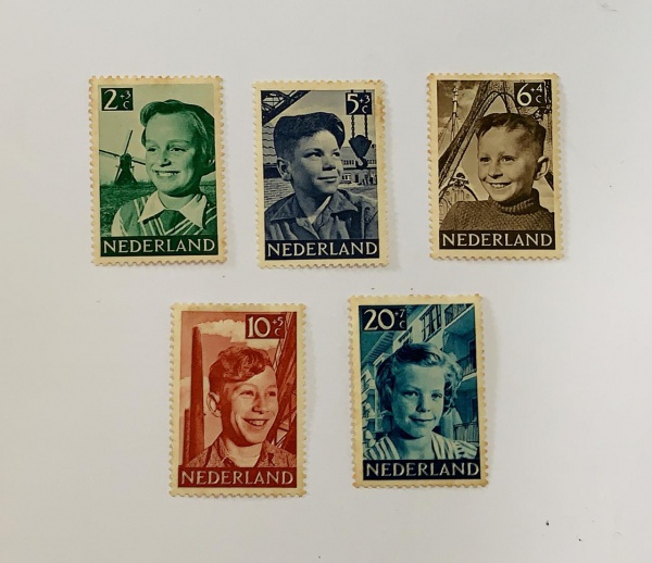 Holanda - num 559/63 - novos - marca de charneira e leves pontos de óxido