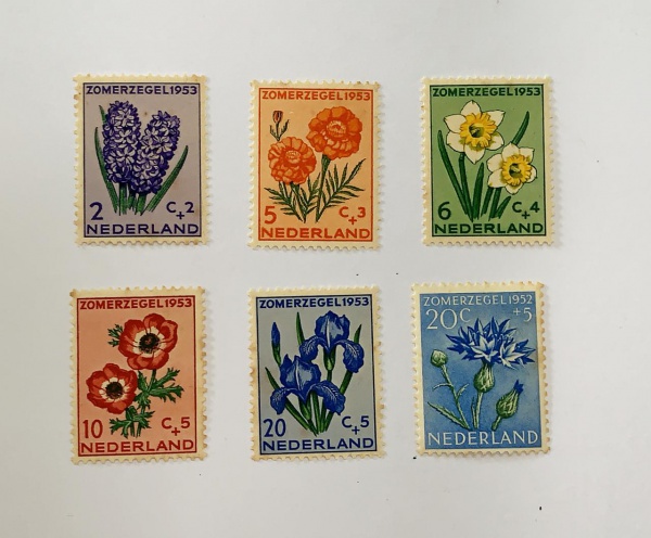 Holanda - num 590/4 - novos - com marca de charneira e leves pontos de óxido