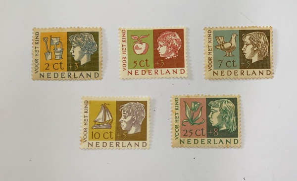Holanda - num 613/7 - novos - com marca de charneira e leves pontos de óxido