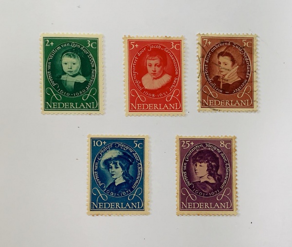Holanda - num 644/48 - novos (um selo com carimbo) com marca de charneira e leves pontos de óxido