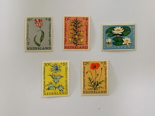 Holanda - num 719/23 - novos - com marca de charneira e pontos de óxido
