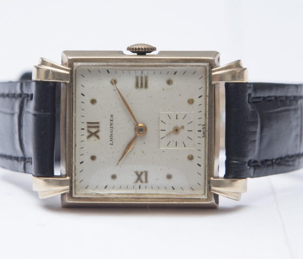 RELÓGIO LONGINES ALÇA PÉ DE PATO SUPER RARO. TAMANHO: 26X34MM. MOVIMENTO: CORDA MANUAL. CAIXA: EM PLAQUÊ DE OURO. OS RELÓGIOS SÃO VENDIDOS NO ESTADO DE CONSERVAÇÃO QUE SE ENCONTRA. SÃO RELÓGIOS USADOS