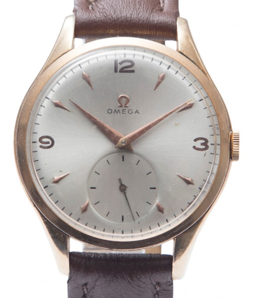RELÓGIO OMEGA JUMBO. TAMANHO: 37MM. MOVIMENTO: CORDA MANUAL. CAIXA: EM PLAQUÊ DE OURO. OS RELÓGIOS SÃO VENDIDOS NO ESTADO DE CONSERVAÇÃO QUE SE ENCONTRA. SÃO RELÓGIOS USADOS ONDE É POSSÍVEL VERIFICAR