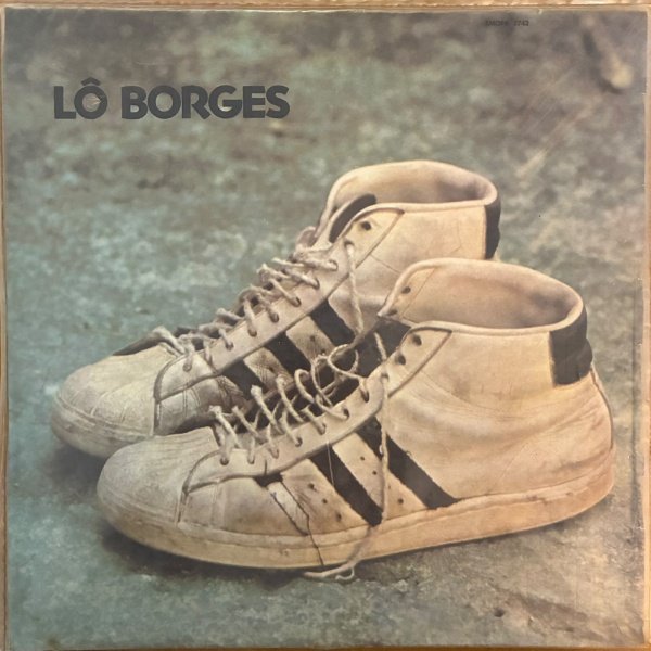 ALERTA RARIDADE EXTREMA LP Lô Borges  Lô Borges | Original | Capa Sanduíche | Pôster |Lançado em 1972, Lô Borges, eternizado entre colecionadores como o "Disco do Tênis", é uma das obras fundamentais da música brasileira. Gravado logo após Clube da Esquina, o álbum apresenta Lô Borges em seu momento mais criativo, reunindo influências de rock, MPB, folk e psicodelia em uma obra de personalidade única. Com o passar das décadas, tornou-se um dos discos brasileiros mais reverenciados no mundo e uma das peças mais desejadas do colecionismo nacional. |Entre os destaques estão "Você Fica Melhor Assim", "Canção Postal", "Homem da Rua", "Não Foi Nada", "Fio da Navalha", "Faça Seu Jogo", "Não Se Apague Esta Noite" e "Aos Barões", repertório que evidencia a força melódica de Lô Borges e a riqueza de uma obra que ajudou a redefinir os rumos da MPB na década de 1970. |Esta edição original, com a icônica capa sanduíche e pôster original, representa um dos objetos de maior desejo do colecionismo brasileiro. Exemplares já registraram vendas superiores a R$ 7 mil no Discogs, reflexo da enorme procura e da escassez desta edição. A capa encontra-se em estado VG+ e os discos entre VG e VG+, tocando muito bem e apresentando apenas pouquíssimas marcas superficiais, condição bastante acima da média para um exemplar desta raridade. Uma oportunidade excepcional de adquirir um dos LPs mais importantes e valorizados da história da música brasileira. ||Em bom estado.| Classificação técnica: capa vg+/ disco entre vg e vg+ | Verifique nas fotos se acompanha encarte | Verifique com atenção as imagens deste lote e entre em contato conosco até um dia útil antes do leilão, se houver dúvidas. As classificações quanto ao aspecto da capa e do disco são interpretativas com base na apreciação visual. Os discos deste leilão são usados e não são testados, podendo conter ruídos ou estalos. |Bom mergulho. Bons lances.