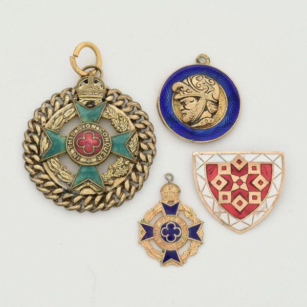 Conjunto contendo quatro pendentes comendas em metal dourado, a saber: 1- Pendente vintage baseado no design da insígnia dos Capelães Militares do Exército Britânico, embora o formato lembre condecora