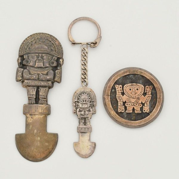 Conjunto contendo tres peças em prata peruana 925, a saber: 1- Tumi - Pendente em formato de faca cerimonial, utilizada por civilizações pré-colombianas do Peru, como os Moches, Chimús, Lambayeques e