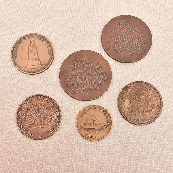 Conjunto contendo seis medalhas em bronze, a saber:<br>Duas medalhas comemorativas do Sesquicentenário da Independência do Brasil (1822-1972). Diâmetro 60 mm cada;<br>Medalha comemorativa da Organizaç