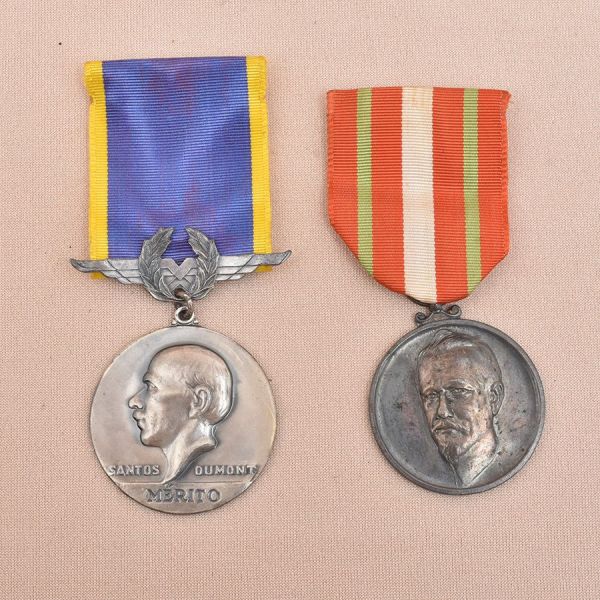 Duas medalhas, a saber:<br>1-Medalha Lauro Müller (1864-1964) – Medalha em homenagem aos 100 anos de nascimento do engenheiro, militar e político brasileiro. No anverso apresenta a efígie em perfil e