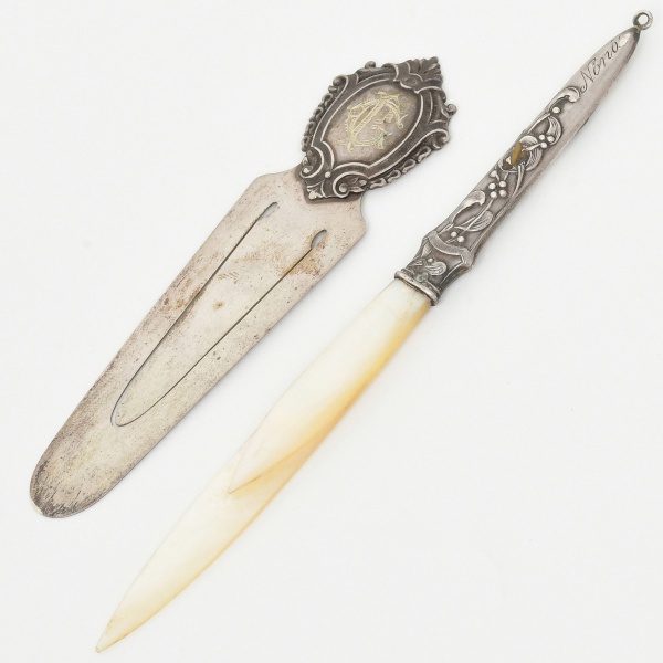 Conjunto contendo duas peças a saber, um marcador de página e abridor de cartas antigos em prata, sendo o marcador também chamado de marcador de livros ou clipe de página. A lâmina longa em formato de