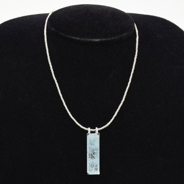 H STERN - Gargantilha em ouro branco 18 k, design em estrutura maleável composta por minúsculos tubos ou elos integrados que refletem luz continuamente, criando um efeito visual fluido sobre a pele ou