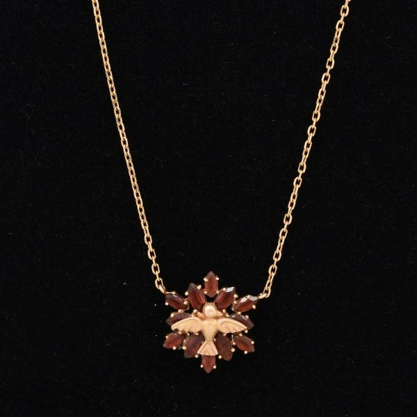 CARLA AMORIM - Colar Divino Espírito Santo (Coleção Divino), em ouro amarelo 18 k, com corrente em mini elos interligados e pendente cravejado de granadase no centro, a representação do Divino Espírit