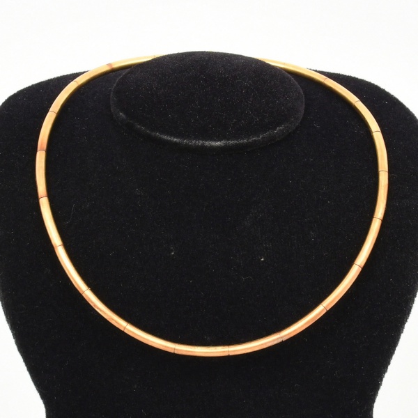 H STERN - Gargantilha em ouro amarelo 18 k, em fio Ômega com gomos, design clássico e estruturado, apresenta uma superfície articulada e arqueada que se ajusta perfeitamente ao redor do pescoço. Acaba