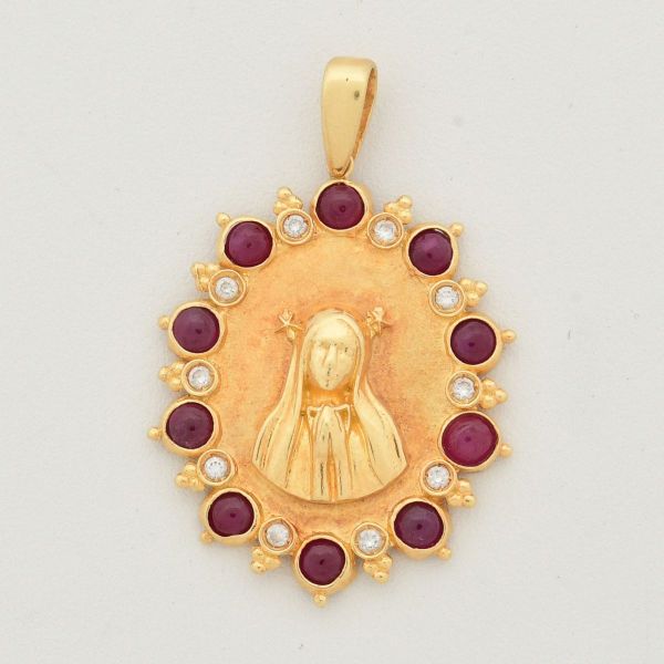 CARLA AMORIM - Pendente em ouro amarelo 18 k, representando Nossa Senhora Aparecida, com acabamento oval fosco, acetinado no centro cercado por uma moldura ricamente detalhada e cravejada com peras ve