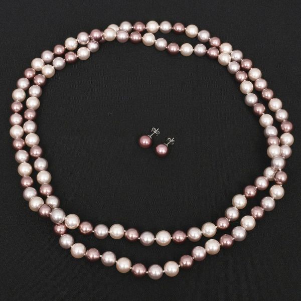 MISAKI MONACO - Conjunto contendo colar e par de brincos com pérolas sintéticas coloridas de aproximadamente 10 mm, conhecidas por sua cor uniforme, formato esférico perfeito e maior resistência a arr