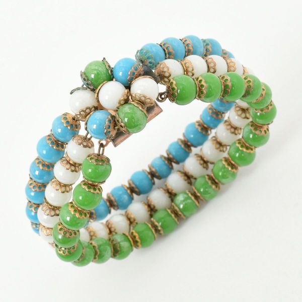 Conjunto contendo colar e pulseira em esferas nas cores verde, branca e azul, sendo o colar medindo aproximadamente 42,0 cm e a pulseira modelo bracelete, com tres fios, medindo 19,0 cm de comprimento