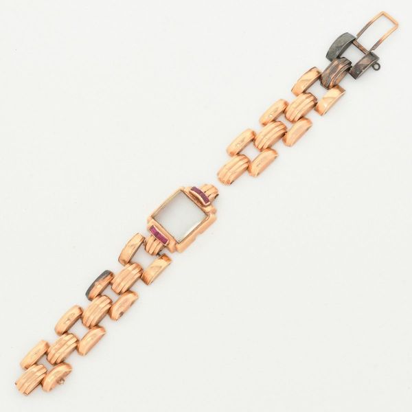 Pulseira de relógio feminino em ouro amarelo 14 k, vintage com caixa com vidro, modelo quadrado, medindo 1,5 x 2,3 cm, decorada com 4 barretes vermelhos, provavelmente rubis. Pulseira com elos triplos