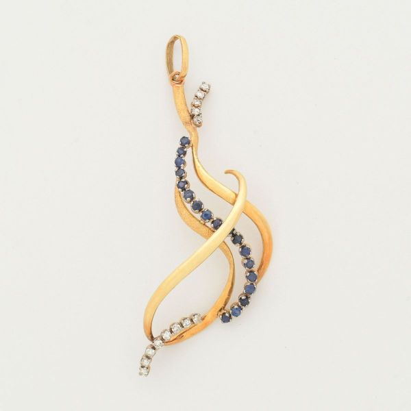 Pendente em ouro amarelo 18 k, design em linhas orgânicas entrelaçadas emformato de ondas, criando um visual dinâmico e elegante tendo uma fileira central de pedras azuis, provavelmente safiras e nas