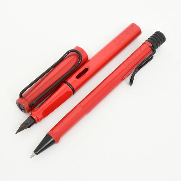 LAMY SAFARI - Conjunto contendo duas canetas, sendo uma tinteiro (ausência de carga) e outra esferográfica (escrevendo), confeccionada em plástico ABS resisente e leve, nas cores vermelha. Clip em met