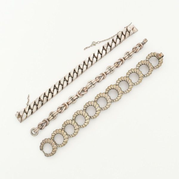 Três pulseiras em prata, sendo uma em modelo grumette, medindo 19,0 cm; outra em formato de nós intercaladas com elos interligados, medindo 19,5 cm e a terceira em formato de 11 elos redondos e torcid